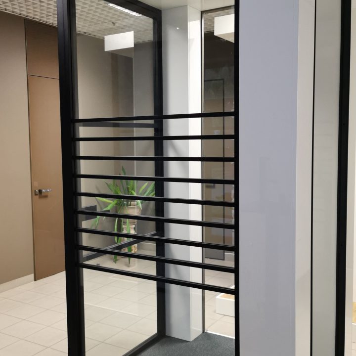 Metalo aliuminio-stiklo pertvaros ir durys