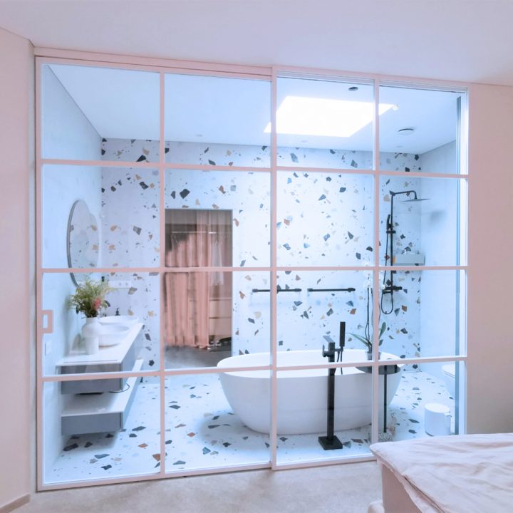 Stiklinė siena vonios kambariui