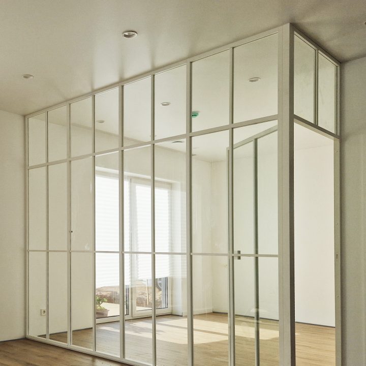 Stiklo siena kambariams atskirti