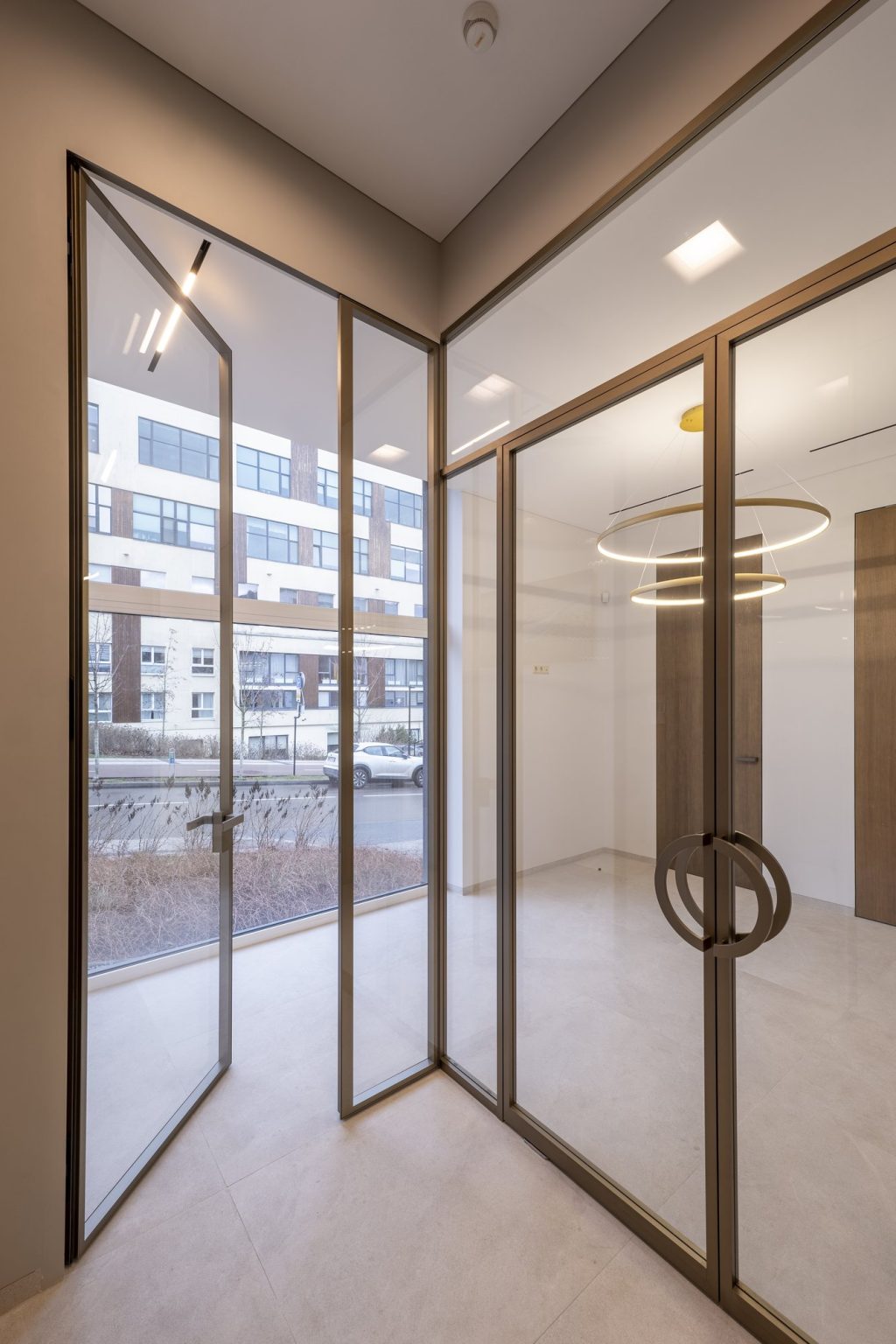 Skaidrios dviejų stiklų durys ir pertvara EG DOORS salone