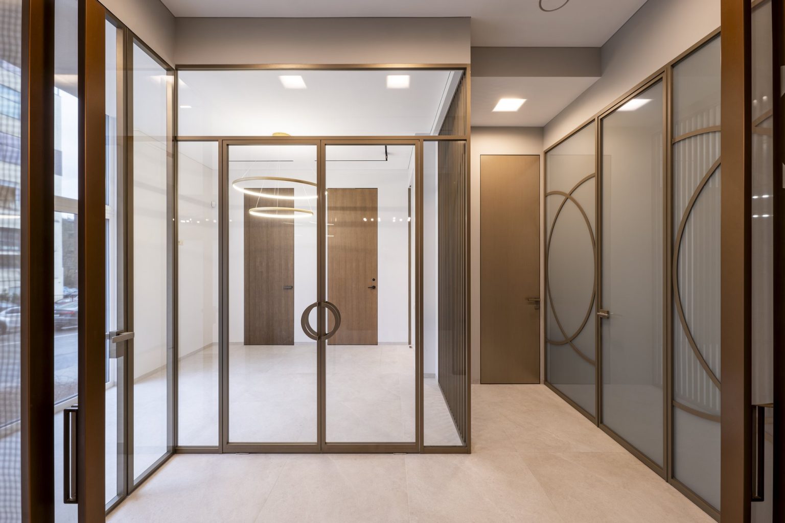 EGD-SLIM30 PIVOT tipo dvivėrės stiklinės durys su pusmėnulio rankenomis